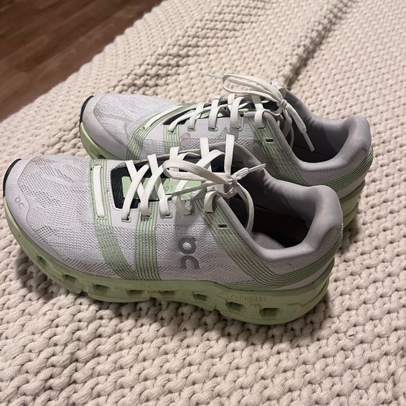 Woman's on Running - Picture 4 of 5